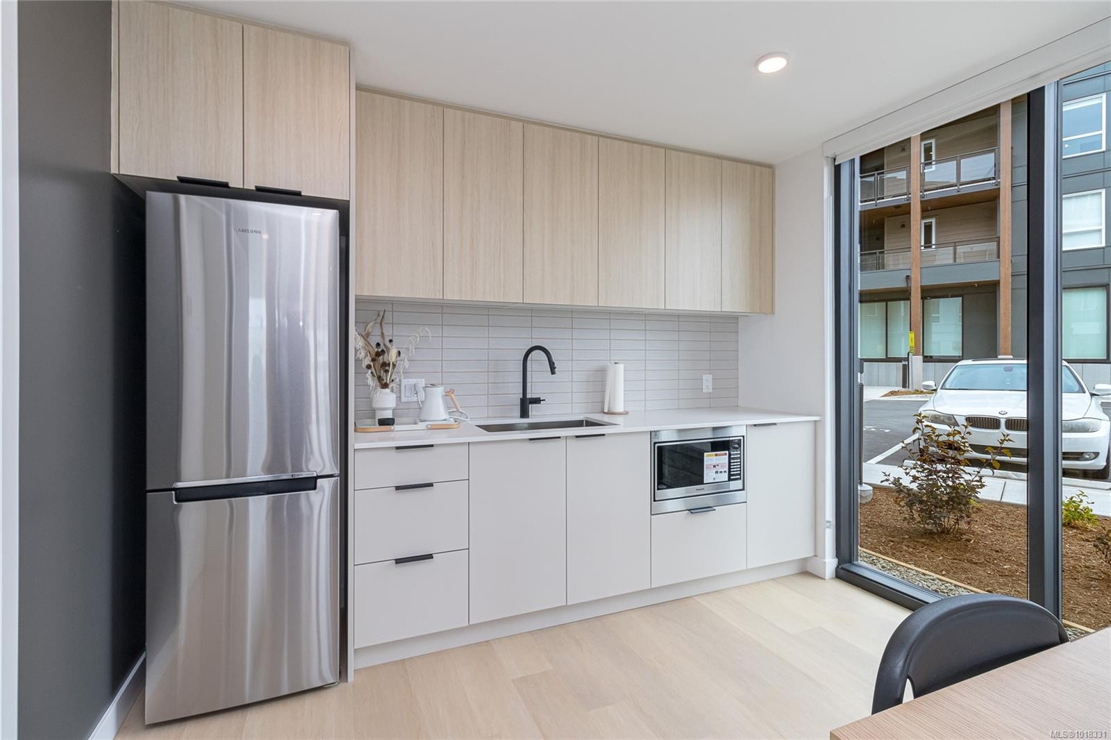 312-3564B Ryder Hesjedal Way, Colwood, BC - Indoor Photo Showing Kitchen