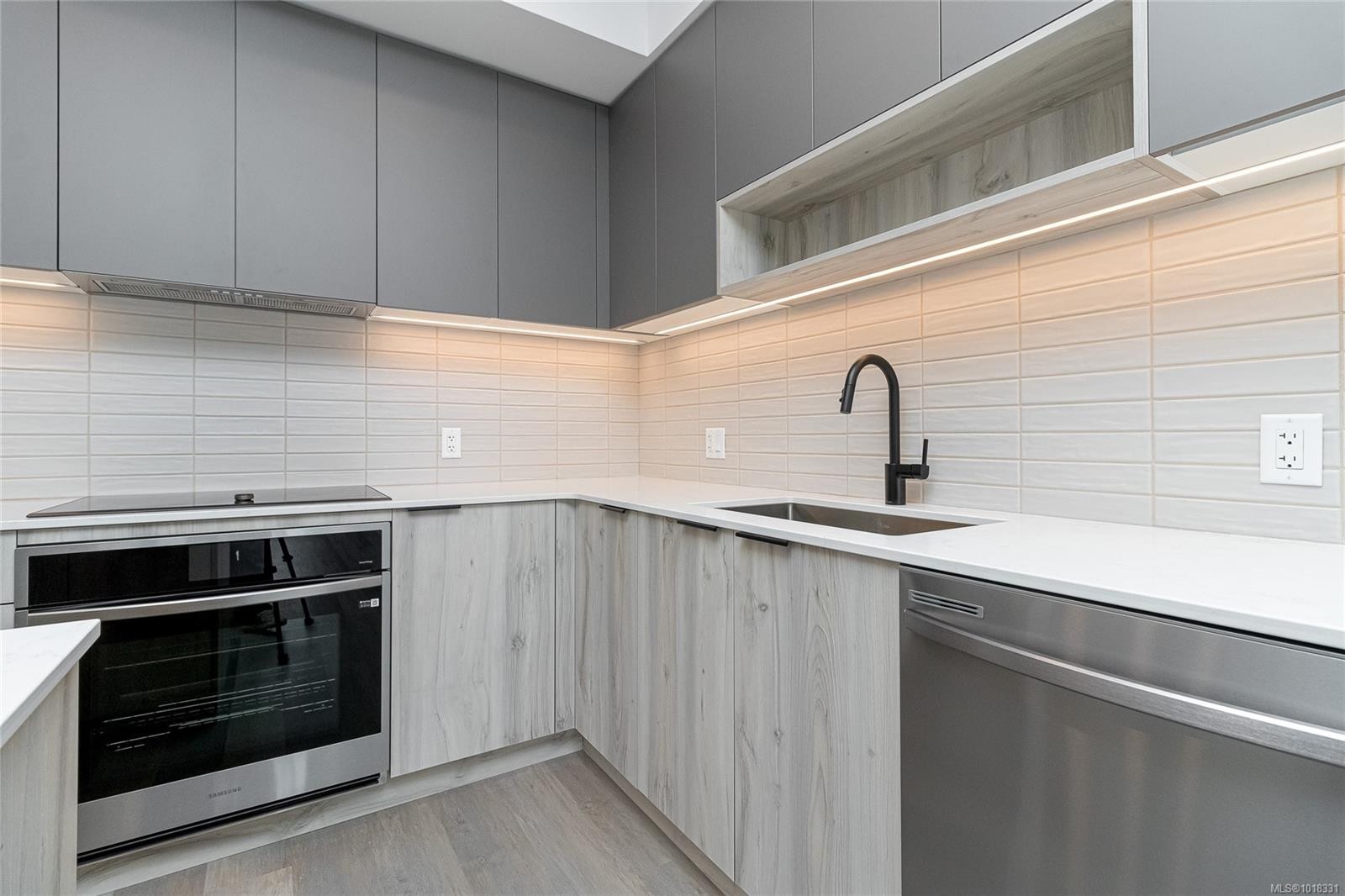 312-3564B Ryder Hesjedal Way, Colwood, BC - Indoor Photo Showing Kitchen With Upgraded Kitchen