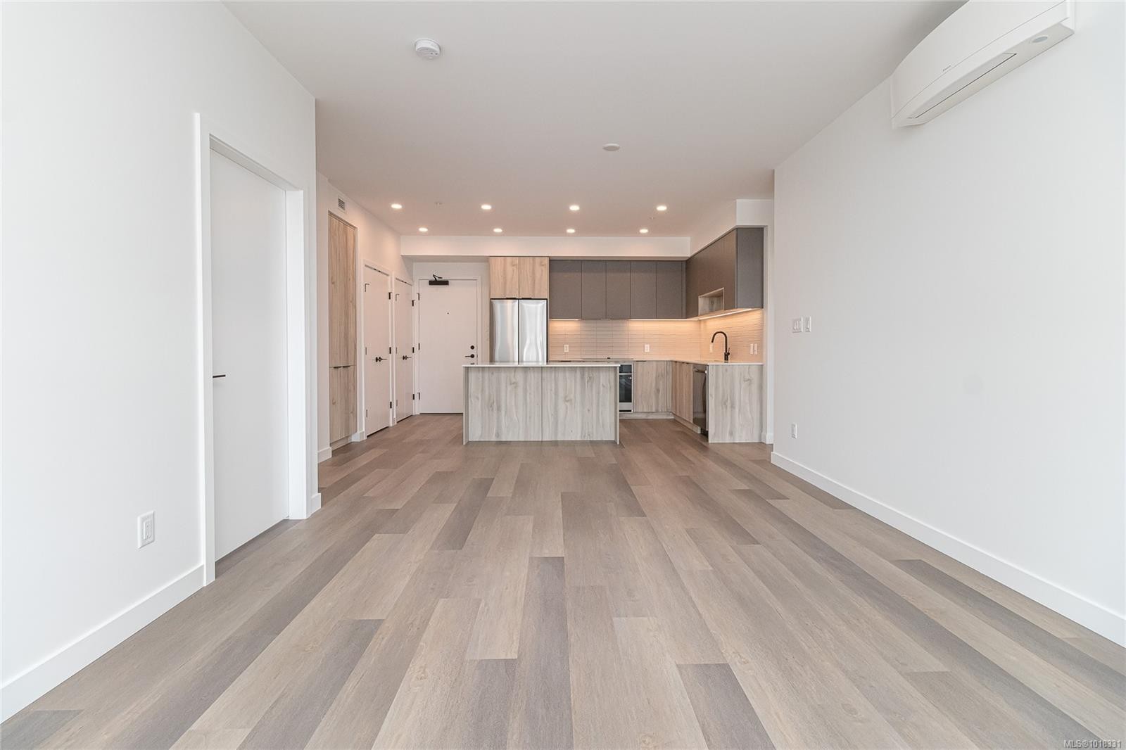 312-3564B Ryder Hesjedal Way, Colwood, BC - Indoor Photo Showing Kitchen