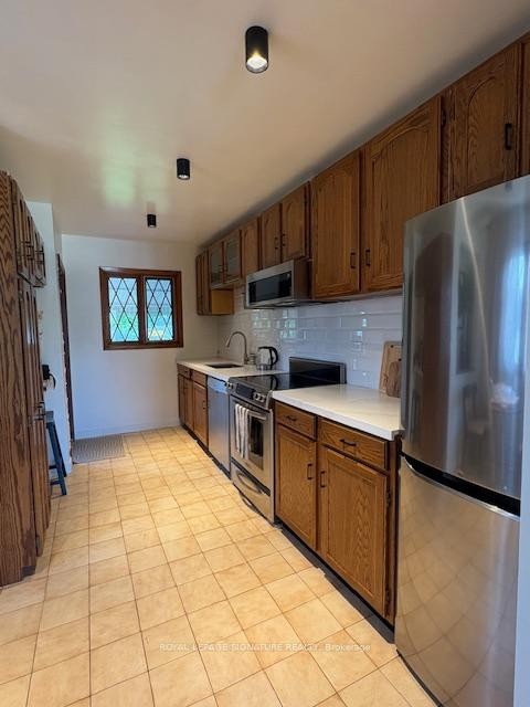 7321 Fern Avenue, Niagara Falls, ON - Indoor Photo Showing Kitchen