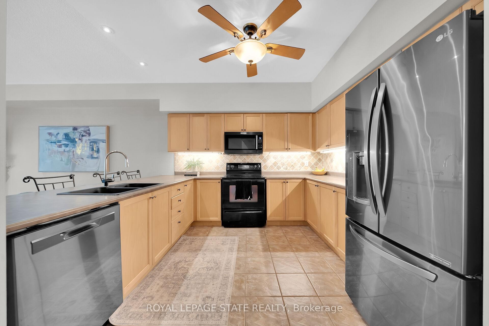 36-81 Valridge Drive, Hamilton, ON - Indoor Photo Showing Kitchen With Double Sink