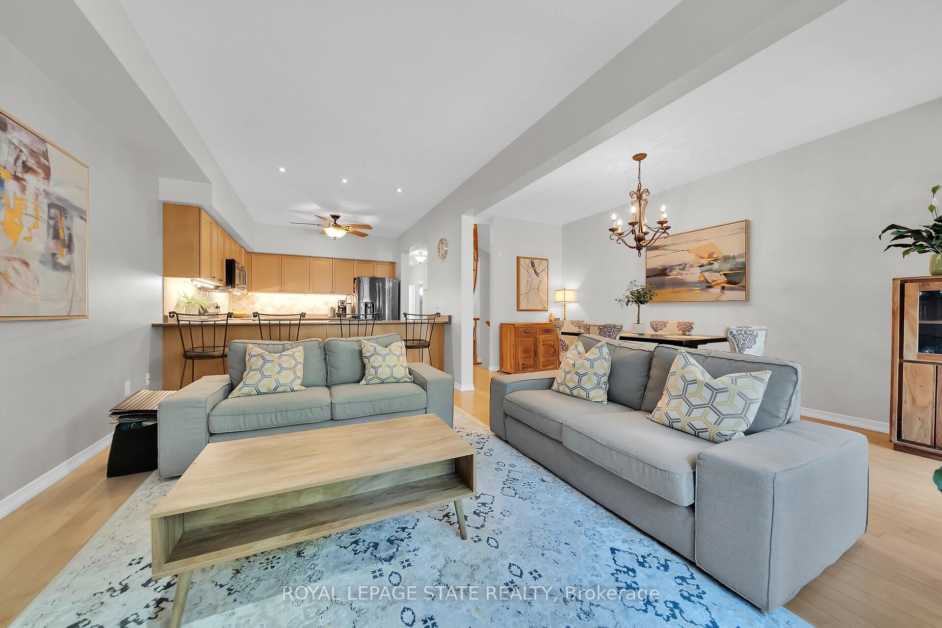 36-81 Valridge Drive, Hamilton, ON - Indoor Photo Showing Living Room