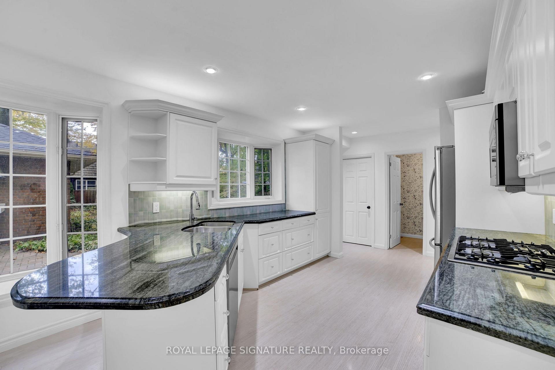 312 Dalewood Drive, Oakville, ON - Indoor Photo Showing Kitchen
