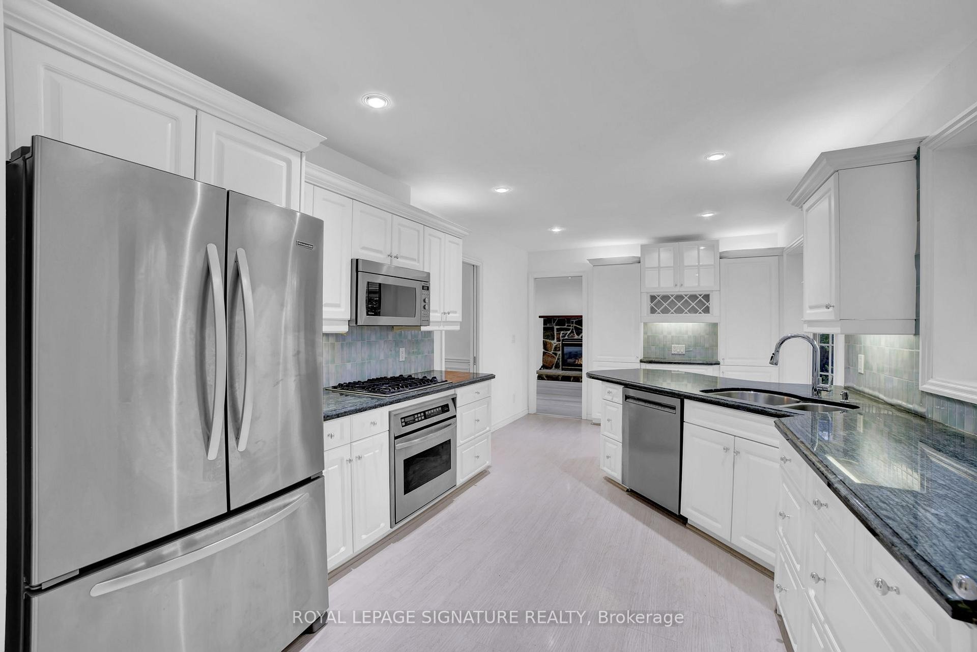 312 Dalewood Drive, Oakville, ON - Indoor Photo Showing Kitchen With Upgraded Kitchen