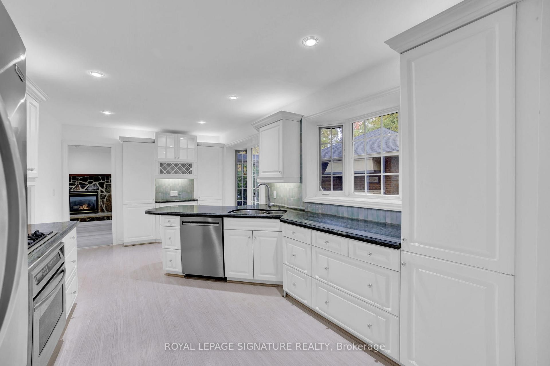 312 Dalewood Drive, Oakville, ON - Indoor Photo Showing Kitchen With Upgraded Kitchen