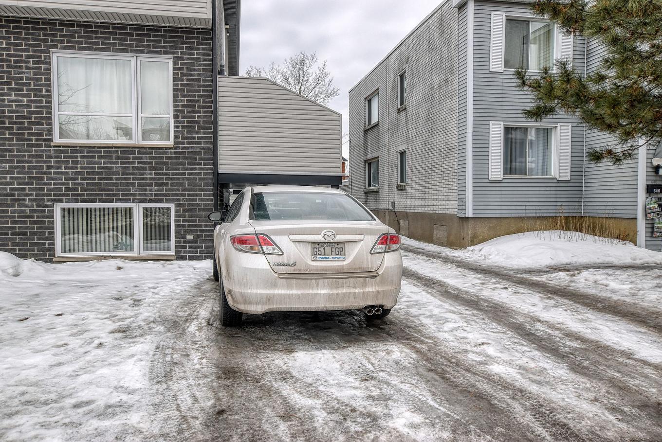 Stationnement - 654 Rue Joliette, Longueuil (Le Vieux-Longueuil), QC - Outdoor