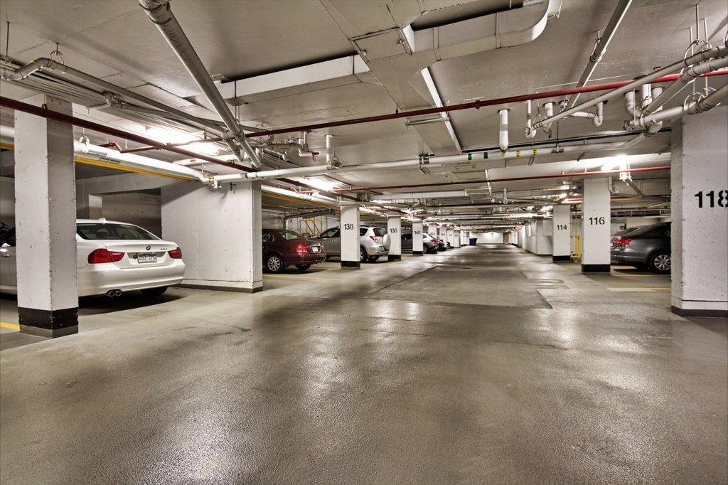 Garage - 135-4 Place Des Jardins-Des-Vosges, Montréal (Verdun/Île-Des-Soeurs), QC - Indoor Photo Showing Garage