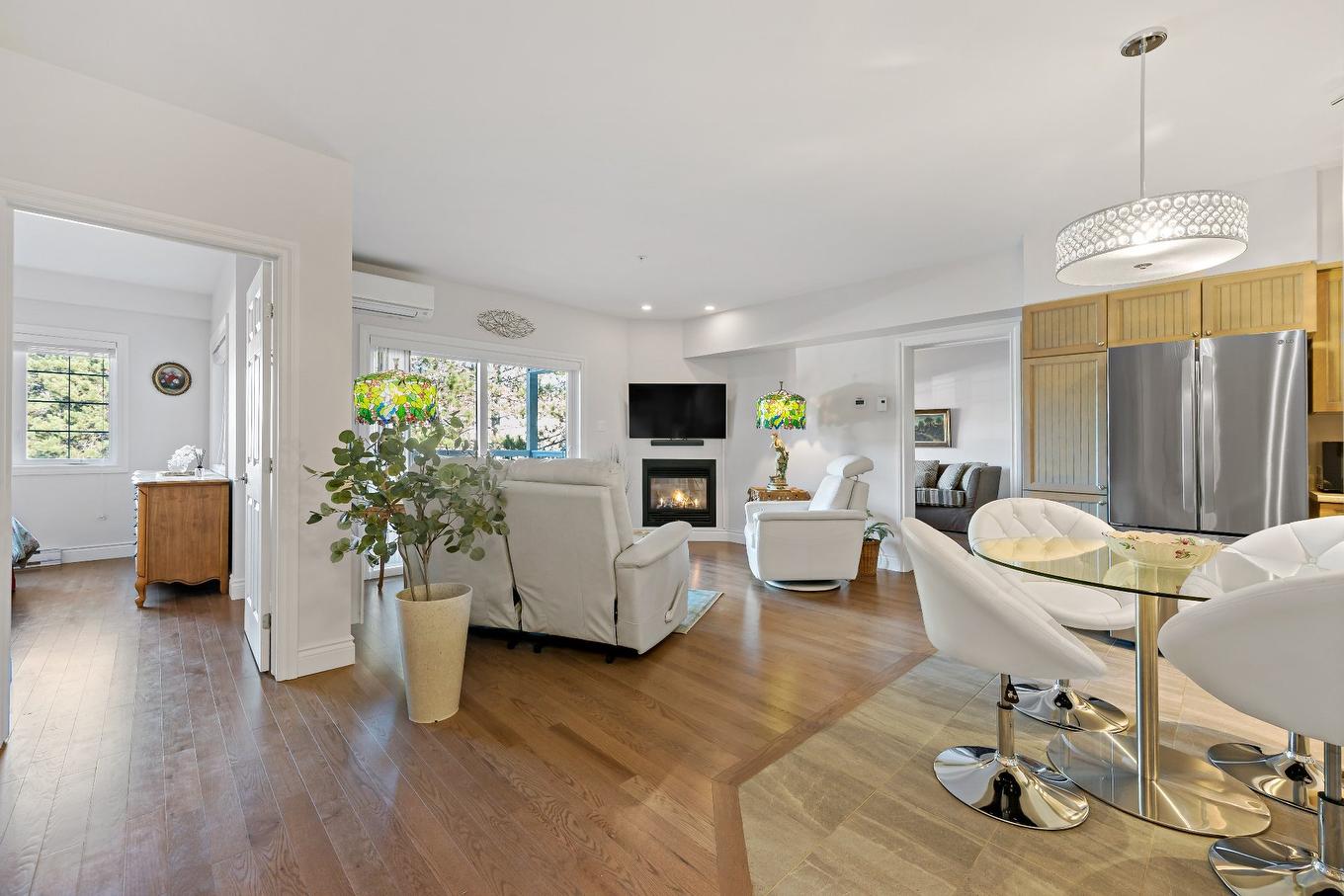 Salon - 205-1440 Rue Deguire, Mont-Tremblant, QC - Indoor