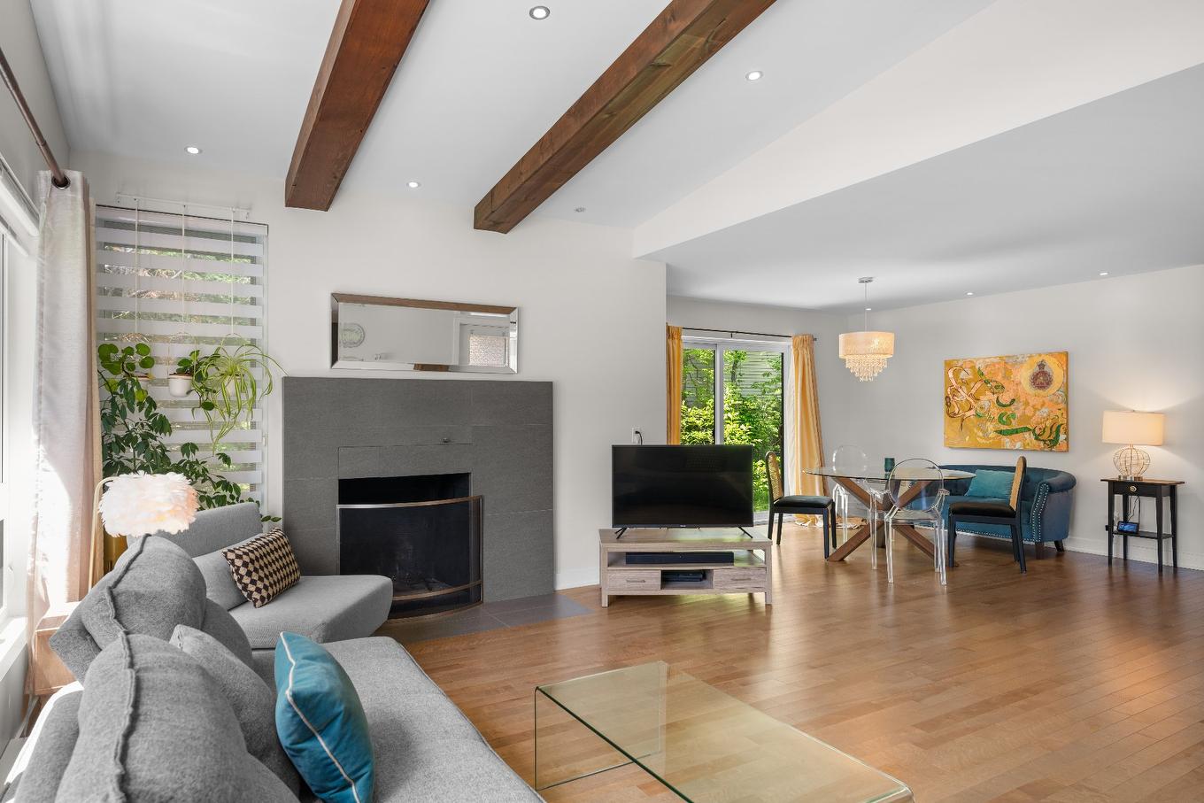 Vue d'ensemble - 2055 Rue Du Vermont, Sherbrooke (Les Nations), QC - Indoor Photo Showing Living Room With Fireplace