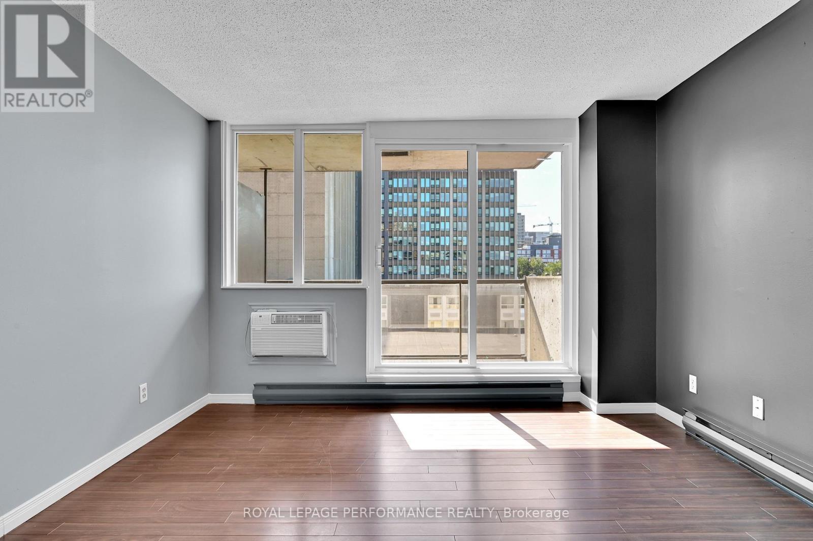 Natural light floods Living area - 501 - 154 Nelson Street, Ottawa, ON - Indoor Photo Showing Other Room
