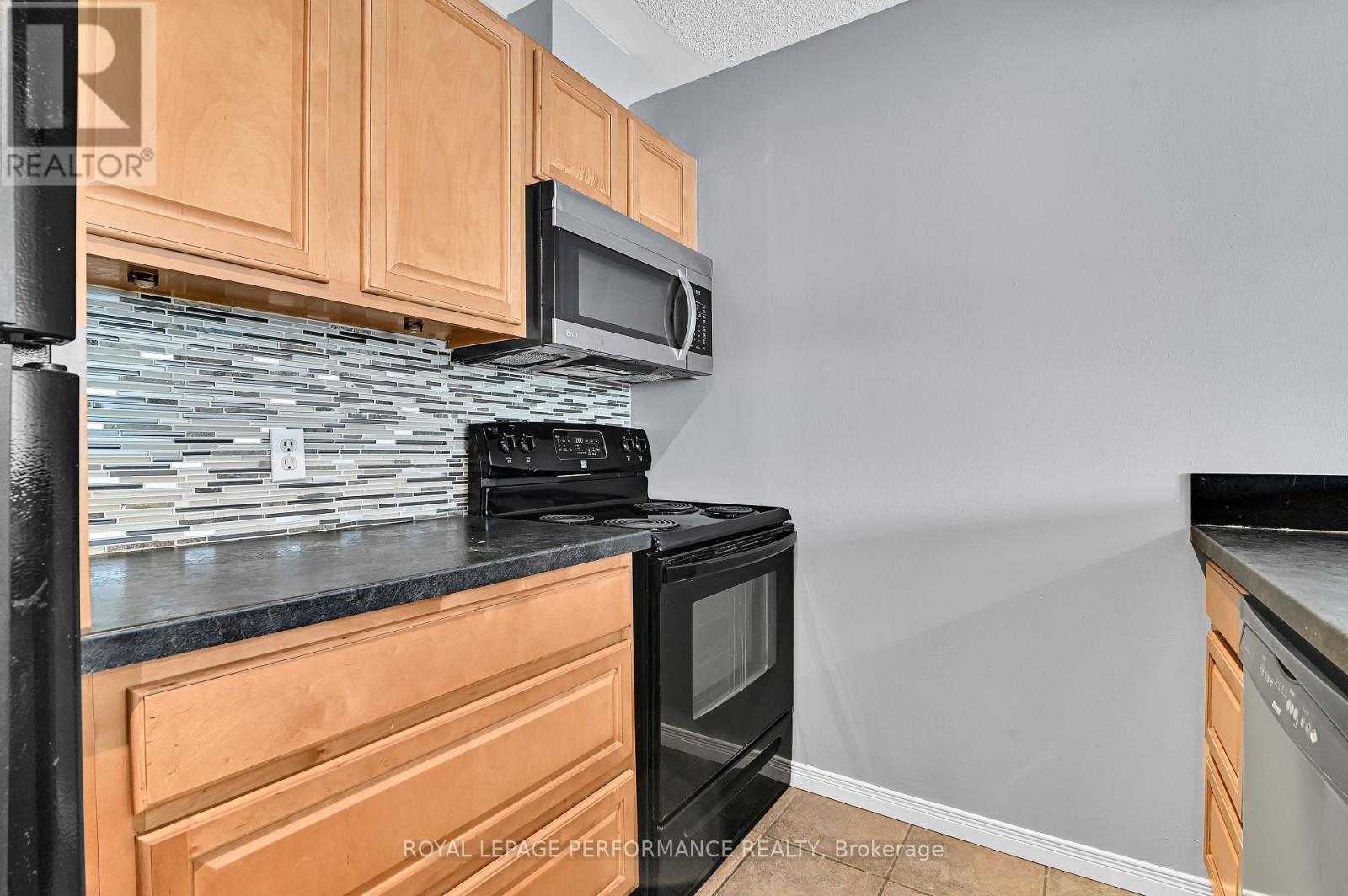 Kitchen w/prep space beside stove - 501 - 154 Nelson Street, Ottawa, ON - Indoor Photo Showing Kitchen