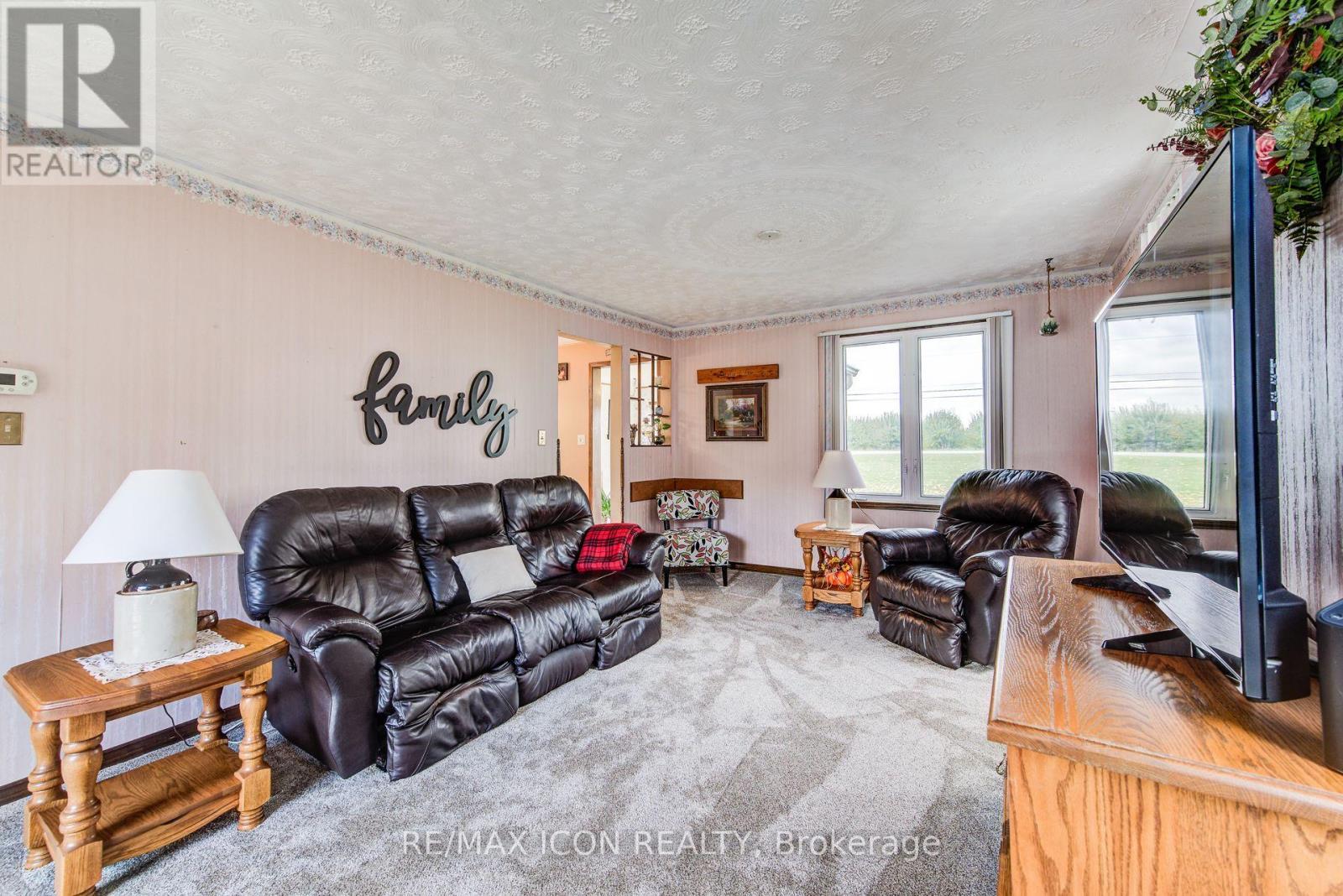 1301 Lobsinger Line, Woolwich, ON - Indoor Photo Showing Living Room