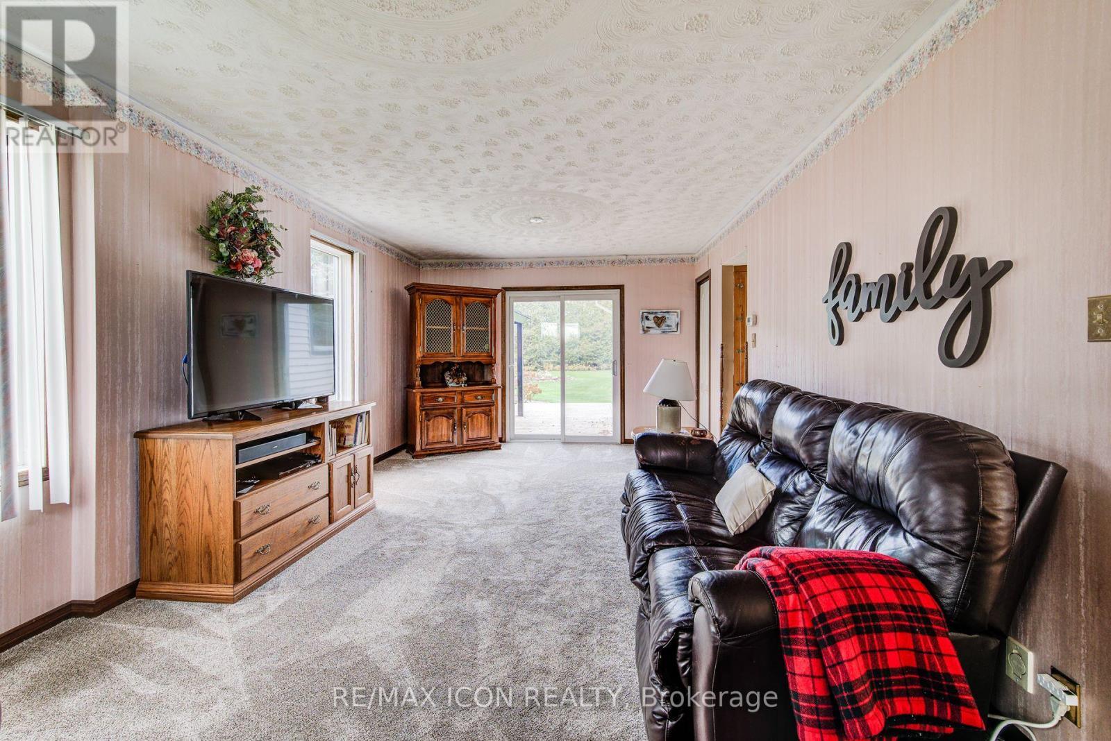 1301 Lobsinger Line, Woolwich, ON - Indoor Photo Showing Living Room