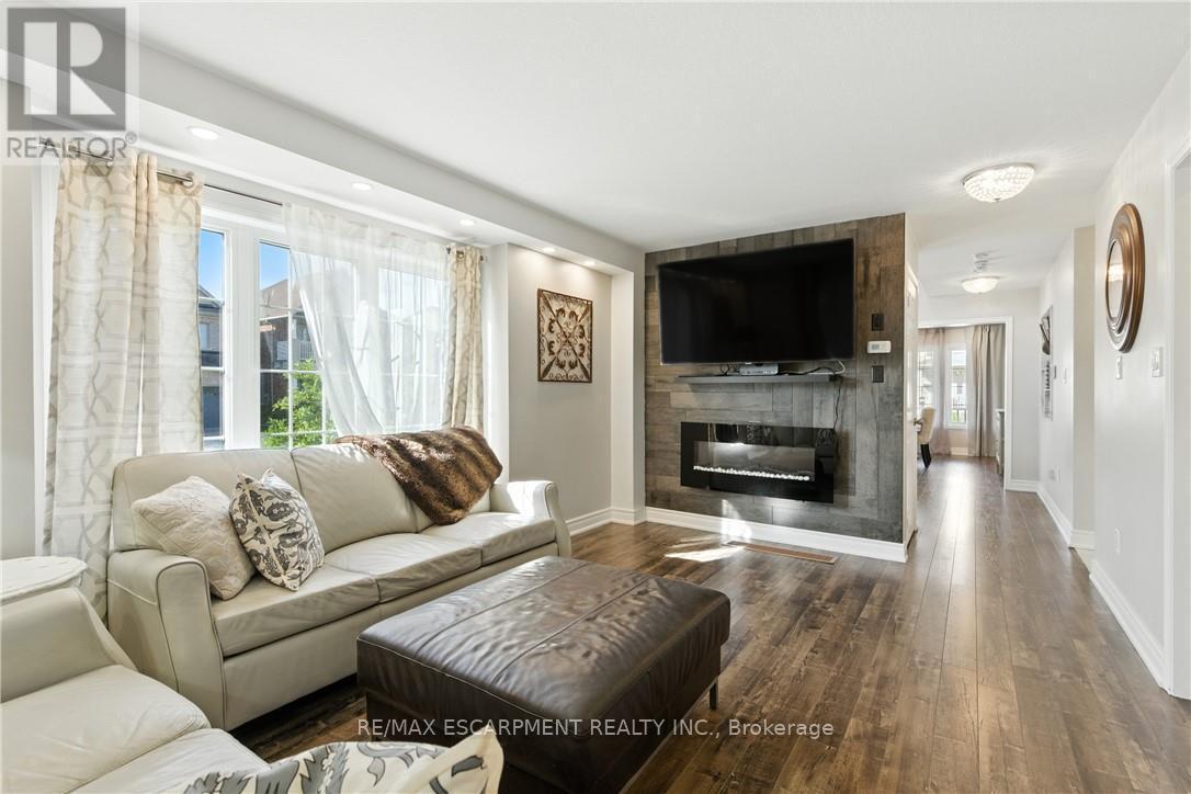 7764 Sycamore Drive, Niagara Falls, ON - Indoor Photo Showing Living Room With Fireplace