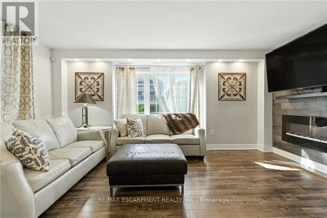 7764 Sycamore Drive, Niagara Falls, ON - Indoor Photo Showing Living Room With Fireplace