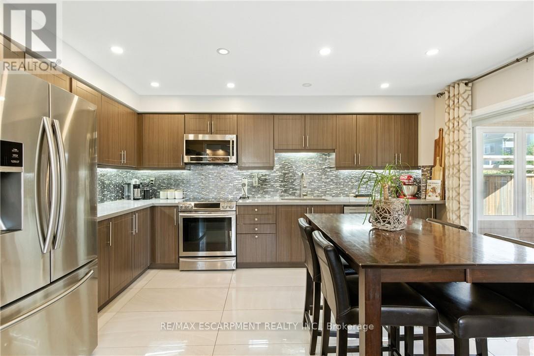 7764 Sycamore Drive, Niagara Falls, ON - Indoor Photo Showing Kitchen With Stainless Steel Kitchen With Upgraded Kitchen