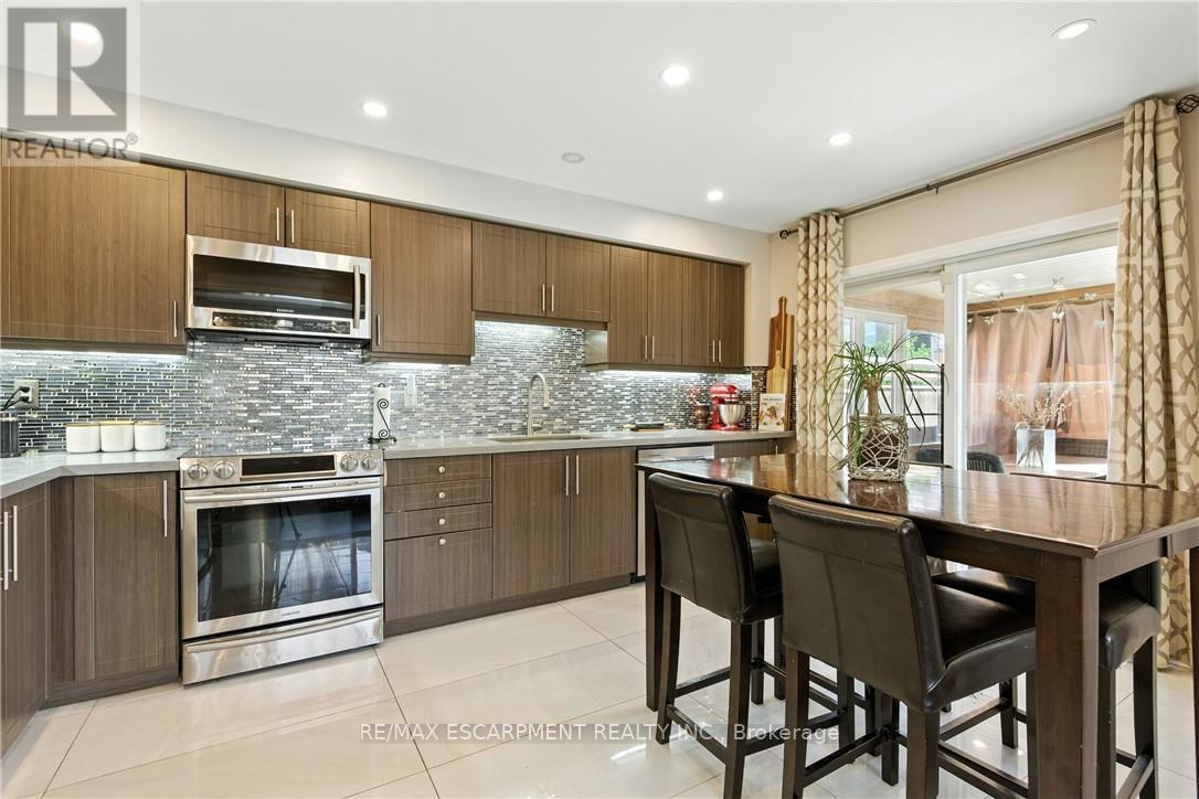 7764 Sycamore Drive, Niagara Falls, ON - Indoor Photo Showing Kitchen With Upgraded Kitchen