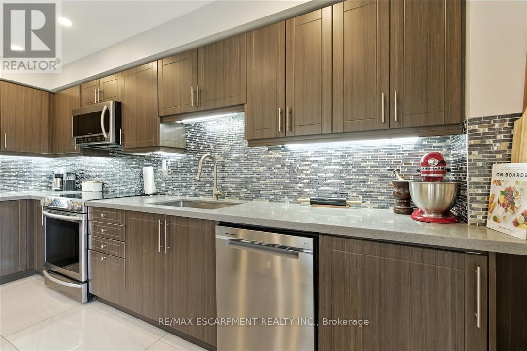 7764 Sycamore Drive, Niagara Falls, ON - Indoor Photo Showing Kitchen With Stainless Steel Kitchen With Upgraded Kitchen