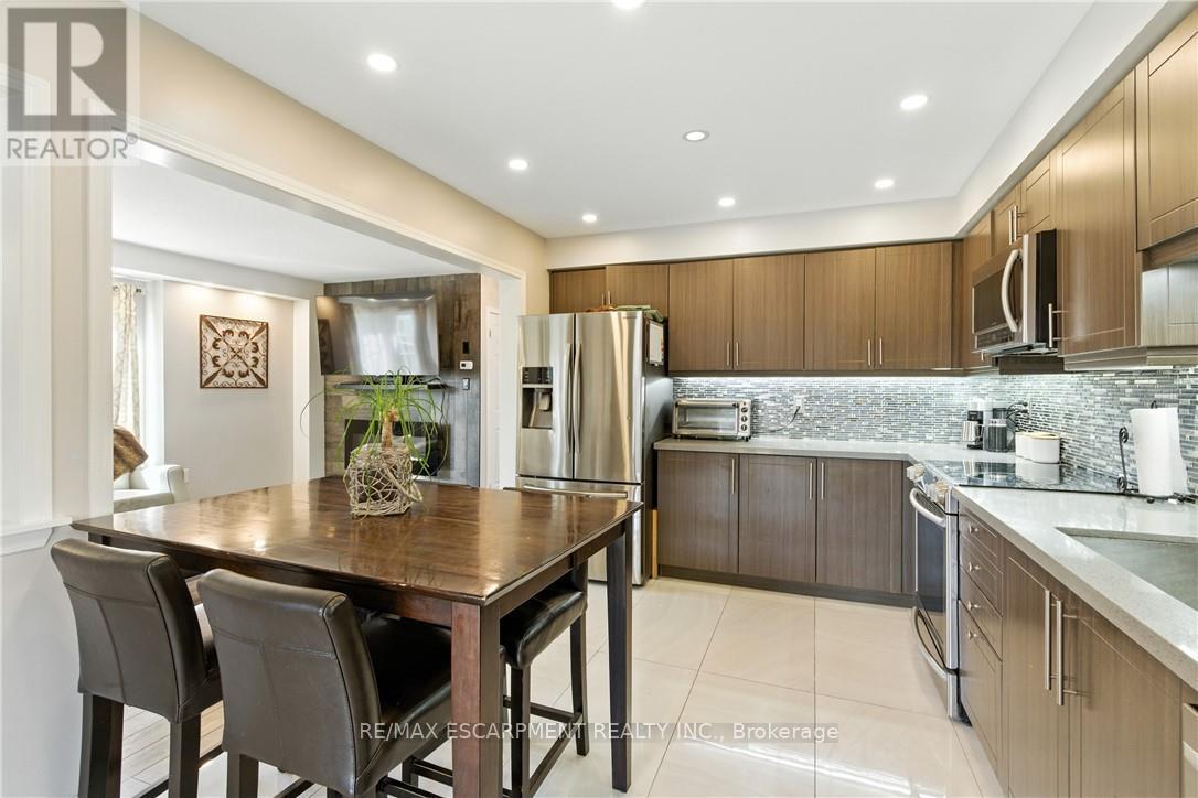 7764 Sycamore Drive, Niagara Falls, ON - Indoor Photo Showing Kitchen With Stainless Steel Kitchen With Upgraded Kitchen