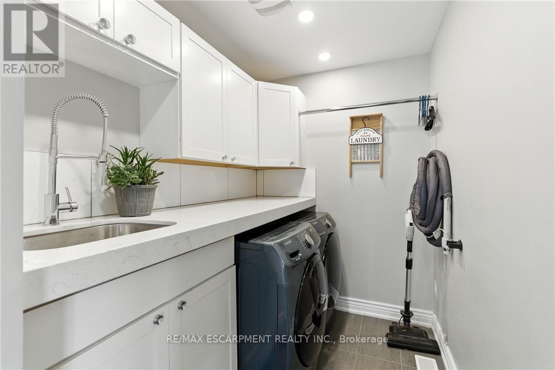 7764 Sycamore Drive, Niagara Falls, ON - Indoor Photo Showing Laundry Room