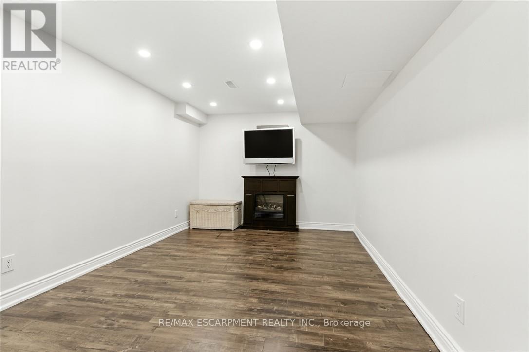 7764 Sycamore Drive, Niagara Falls, ON - Indoor With Fireplace