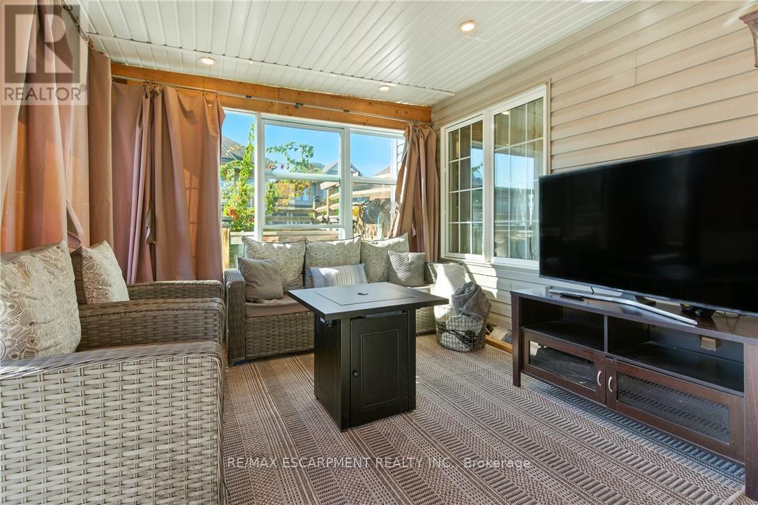 7764 Sycamore Drive, Niagara Falls, ON - Indoor Photo Showing Living Room