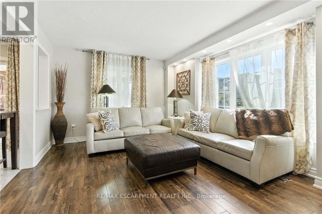 7764 Sycamore Drive, Niagara Falls, ON - Indoor Photo Showing Living Room