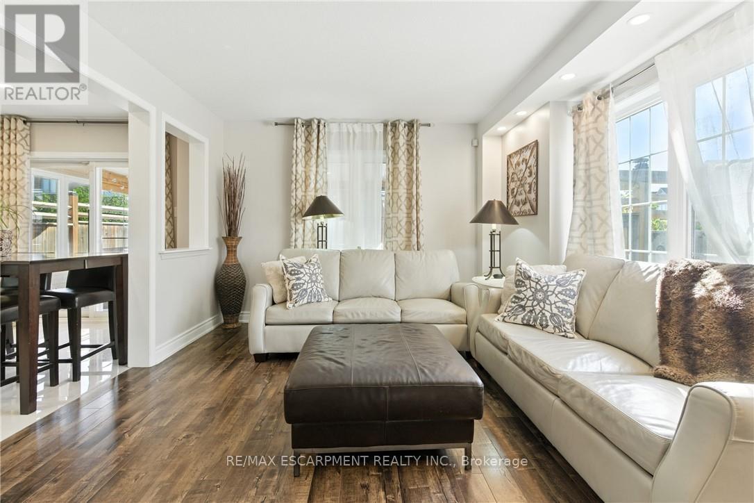 7764 Sycamore Drive, Niagara Falls, ON - Indoor Photo Showing Living Room