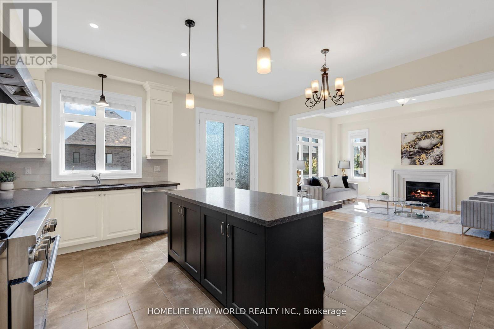 36 Strawbridge Farm Drive, Aurora, ON - Indoor Photo Showing Kitchen With Fireplace With Upgraded Kitchen