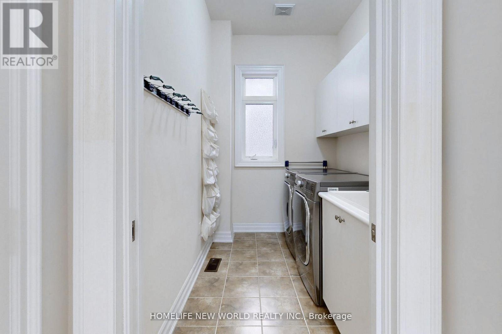 36 Strawbridge Farm Drive, Aurora, ON - Indoor Photo Showing Laundry Room
