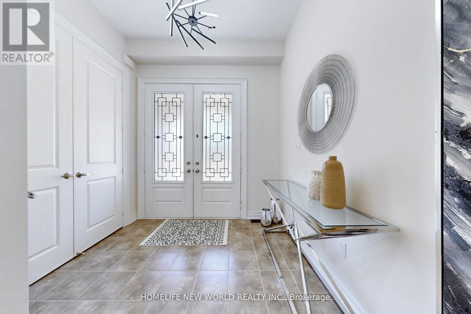 36 Strawbridge Farm Drive, Aurora, ON - Indoor Photo Showing Other Room