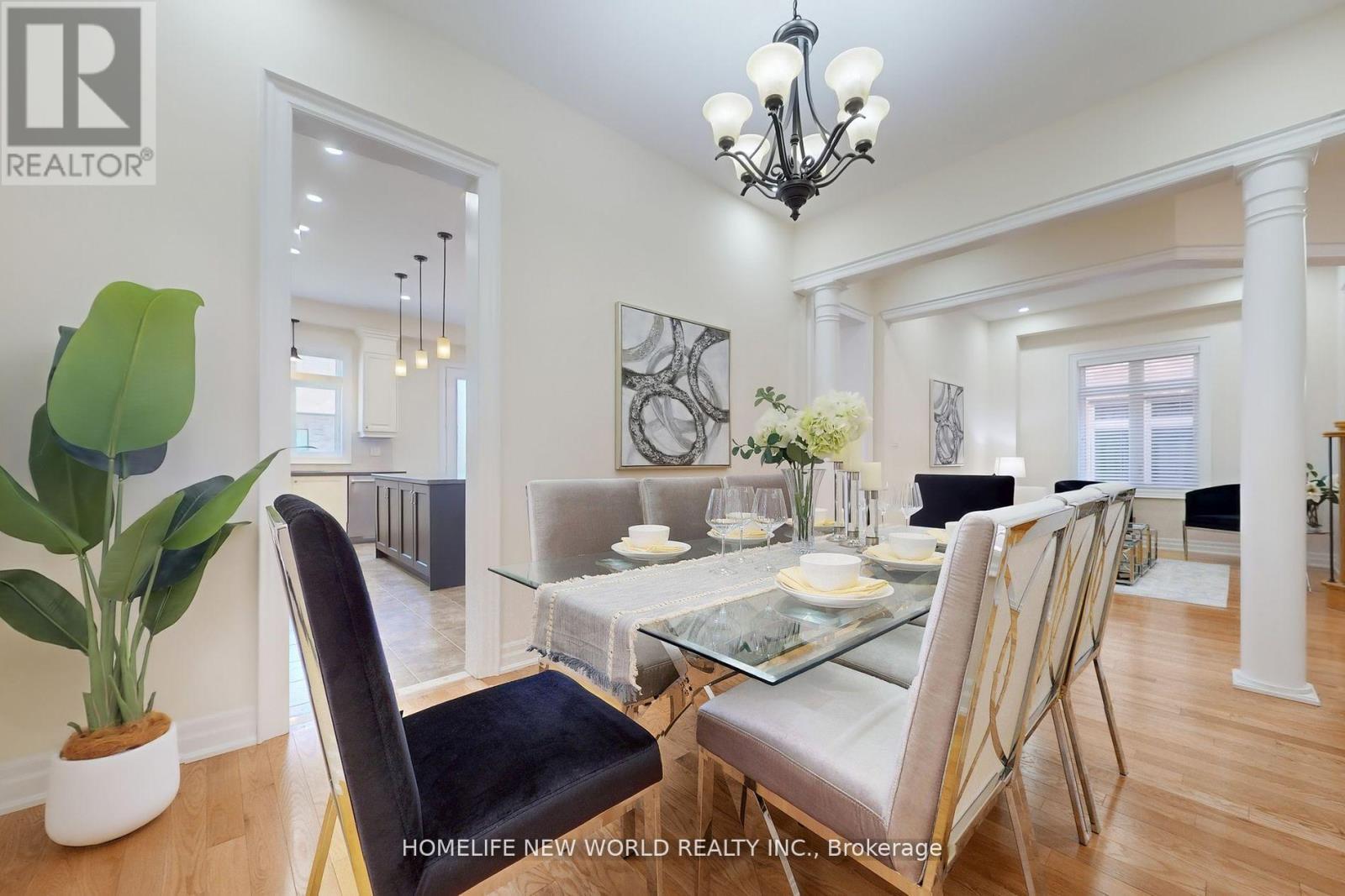 36 Strawbridge Farm Drive, Aurora, ON - Indoor Photo Showing Dining Room