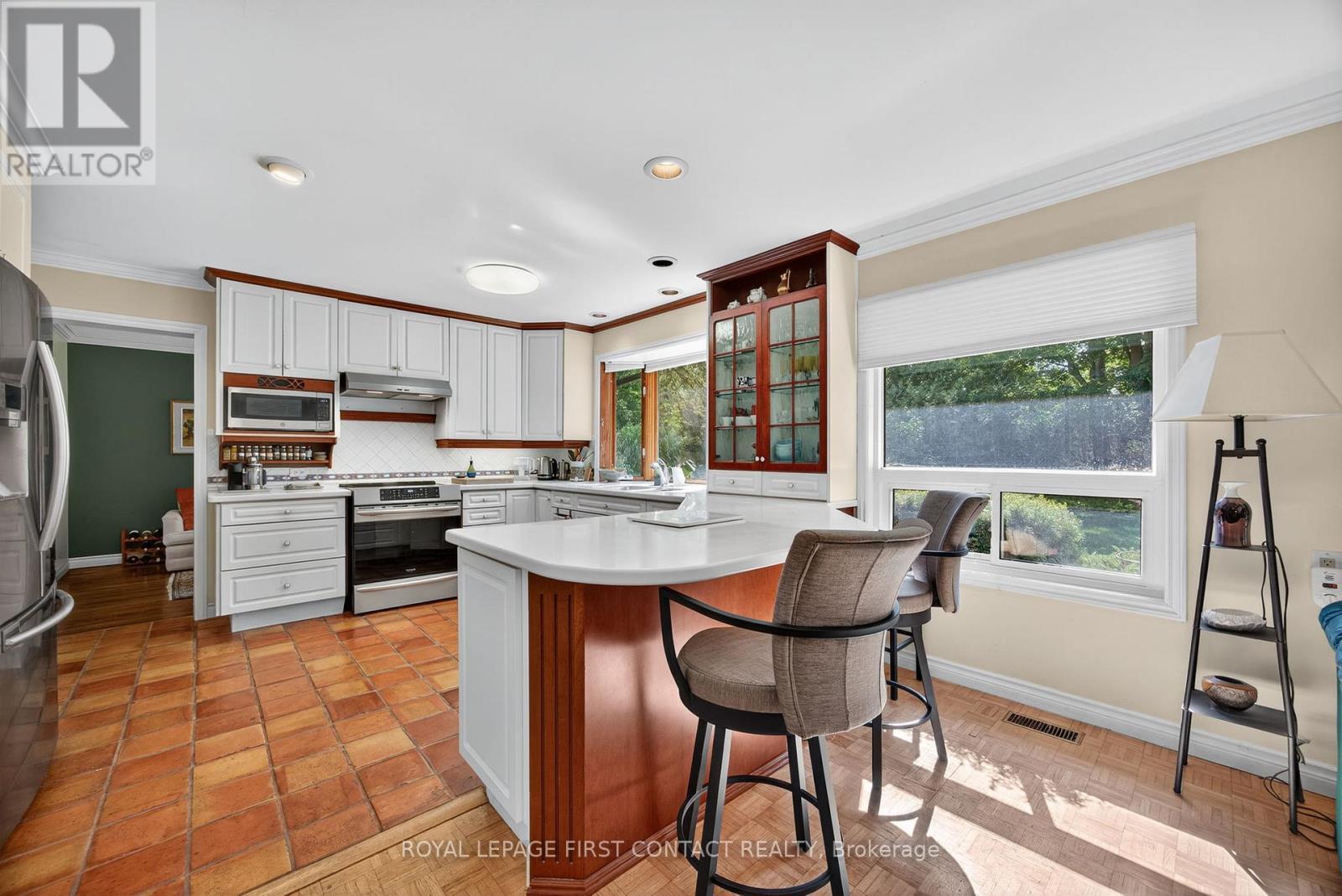 7 Maplecrest Road, Springwater, ON - Indoor Photo Showing Kitchen
