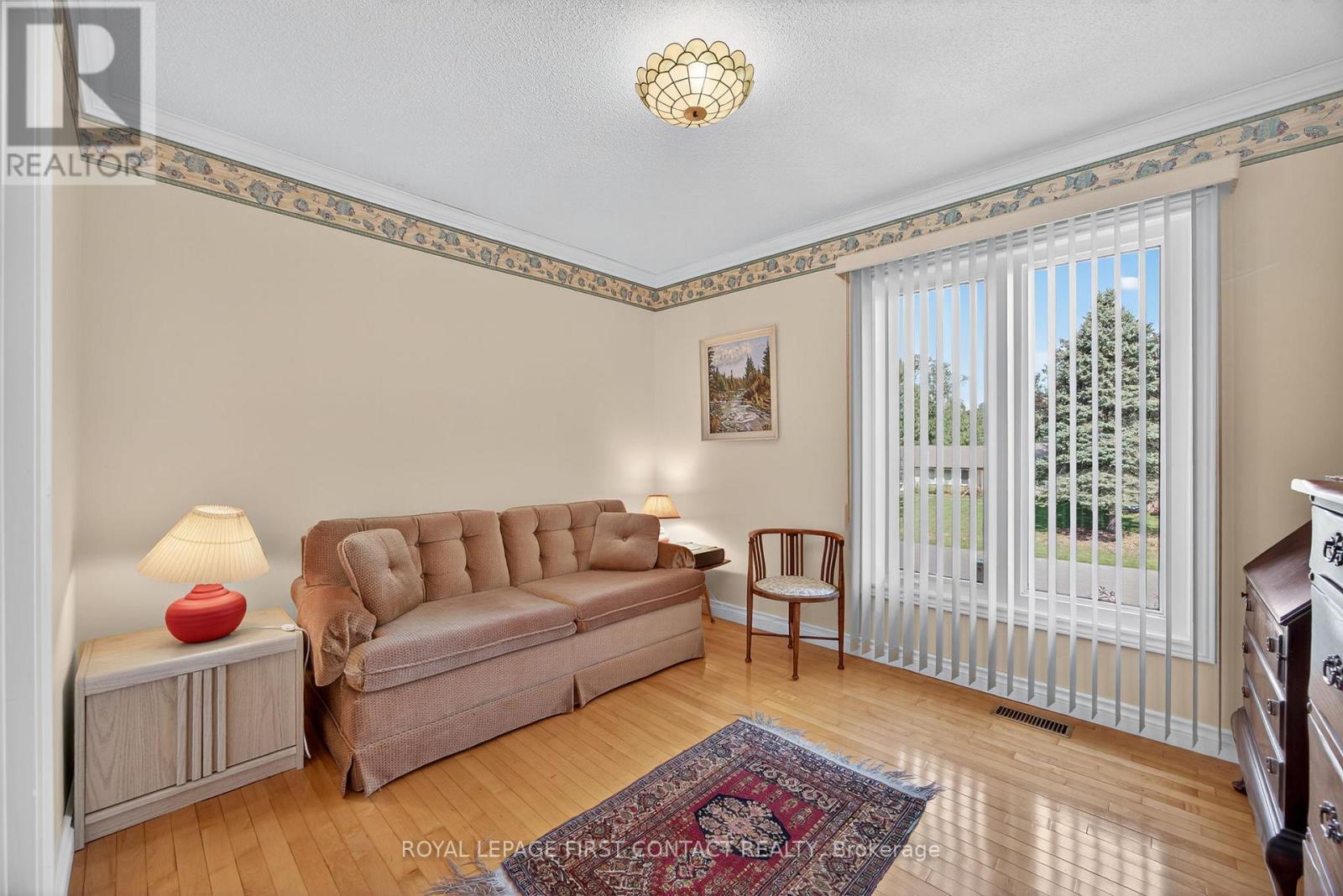 7 Maplecrest Road, Springwater, ON - Indoor Photo Showing Living Room