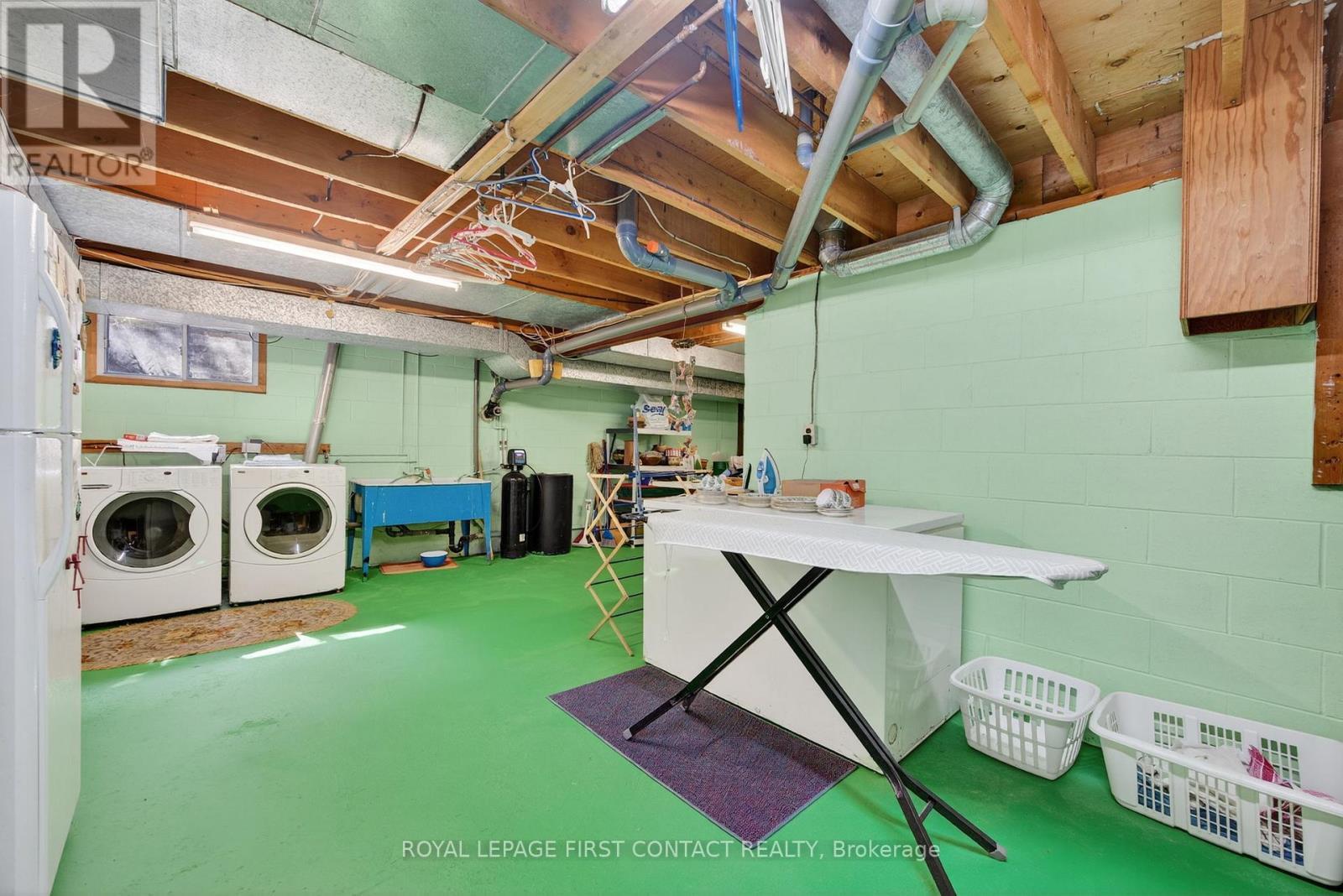 7 Maplecrest Road, Springwater, ON - Indoor Photo Showing Laundry Room