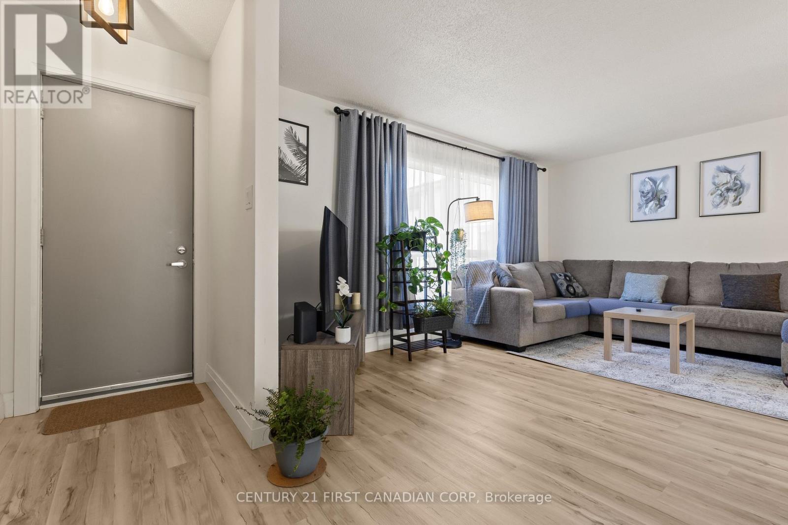 53 - 355 Sandringham Crescent, London South (South R), ON - Indoor Photo Showing Living Room