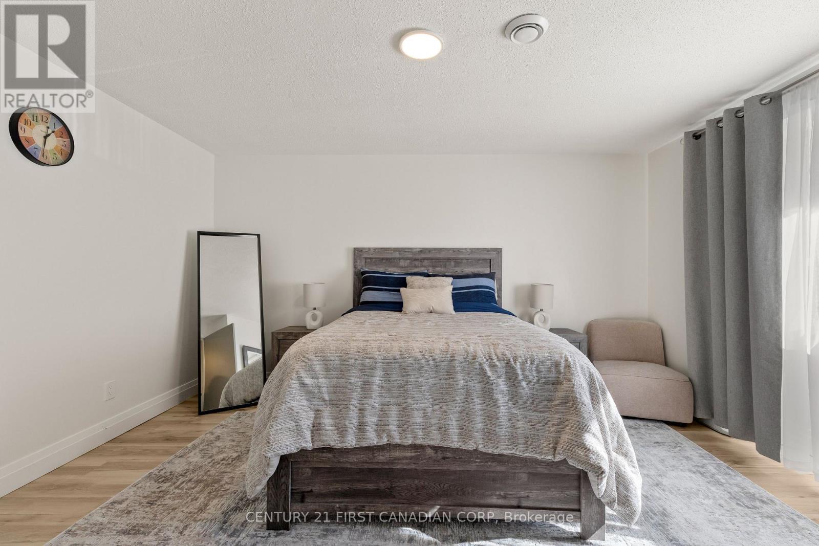53 - 355 Sandringham Crescent, London South (South R), ON - Indoor Photo Showing Bedroom