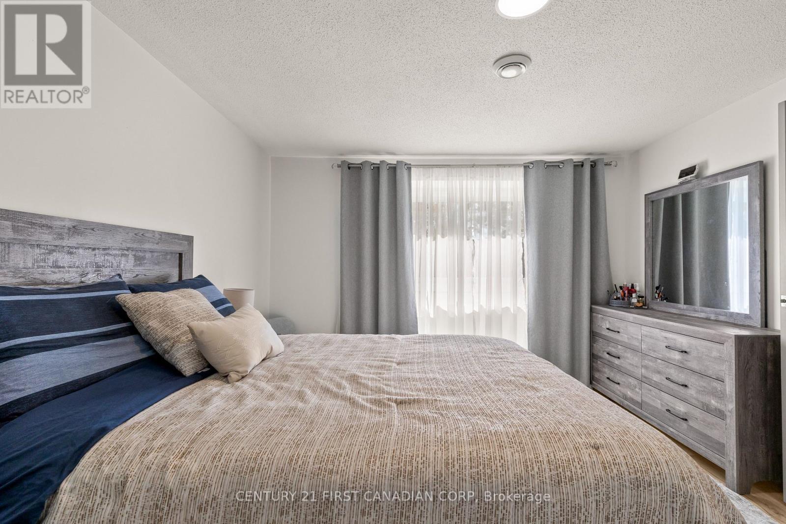 53 - 355 Sandringham Crescent, London South (South R), ON - Indoor Photo Showing Bedroom