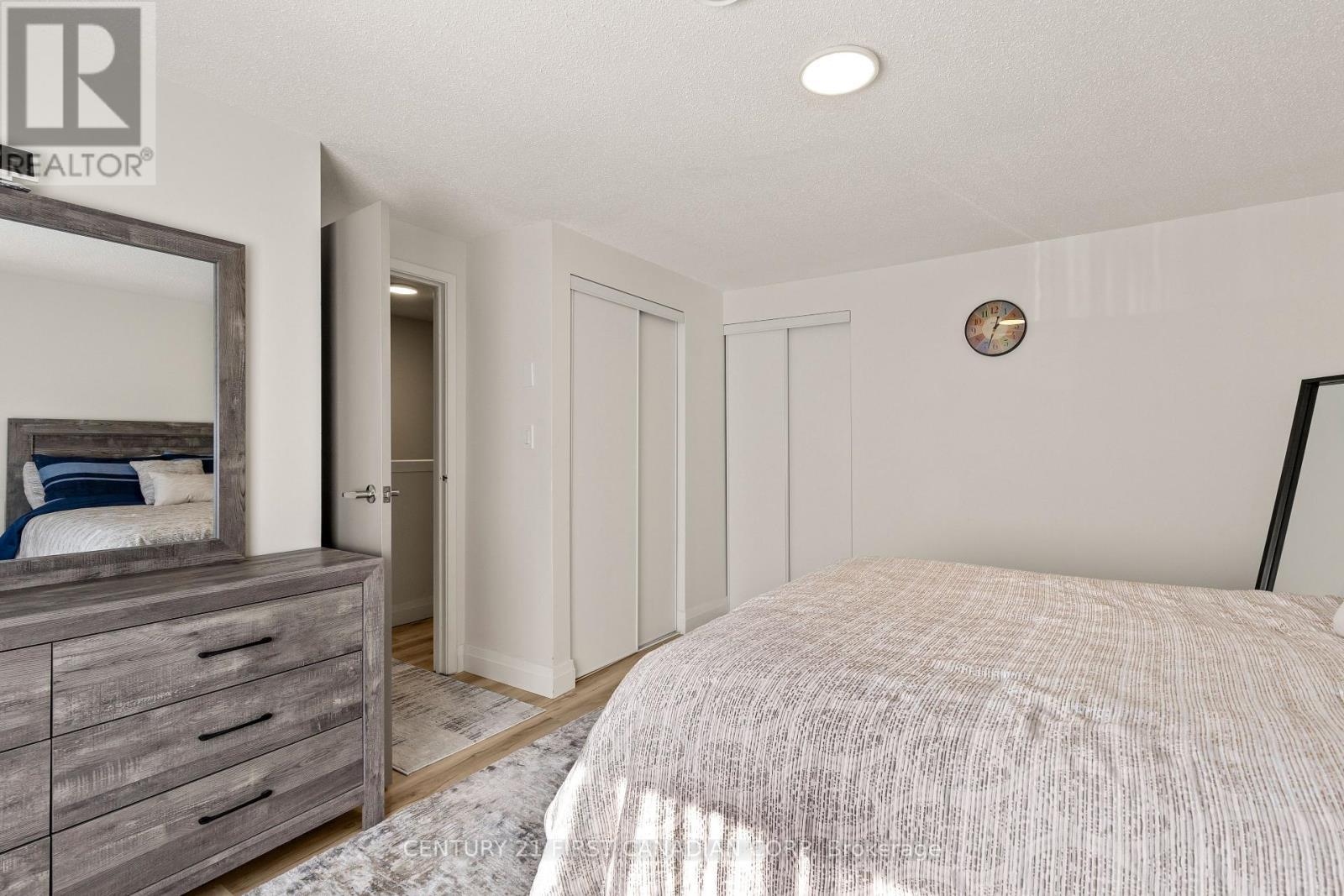 53 - 355 Sandringham Crescent, London South (South R), ON - Indoor Photo Showing Bedroom