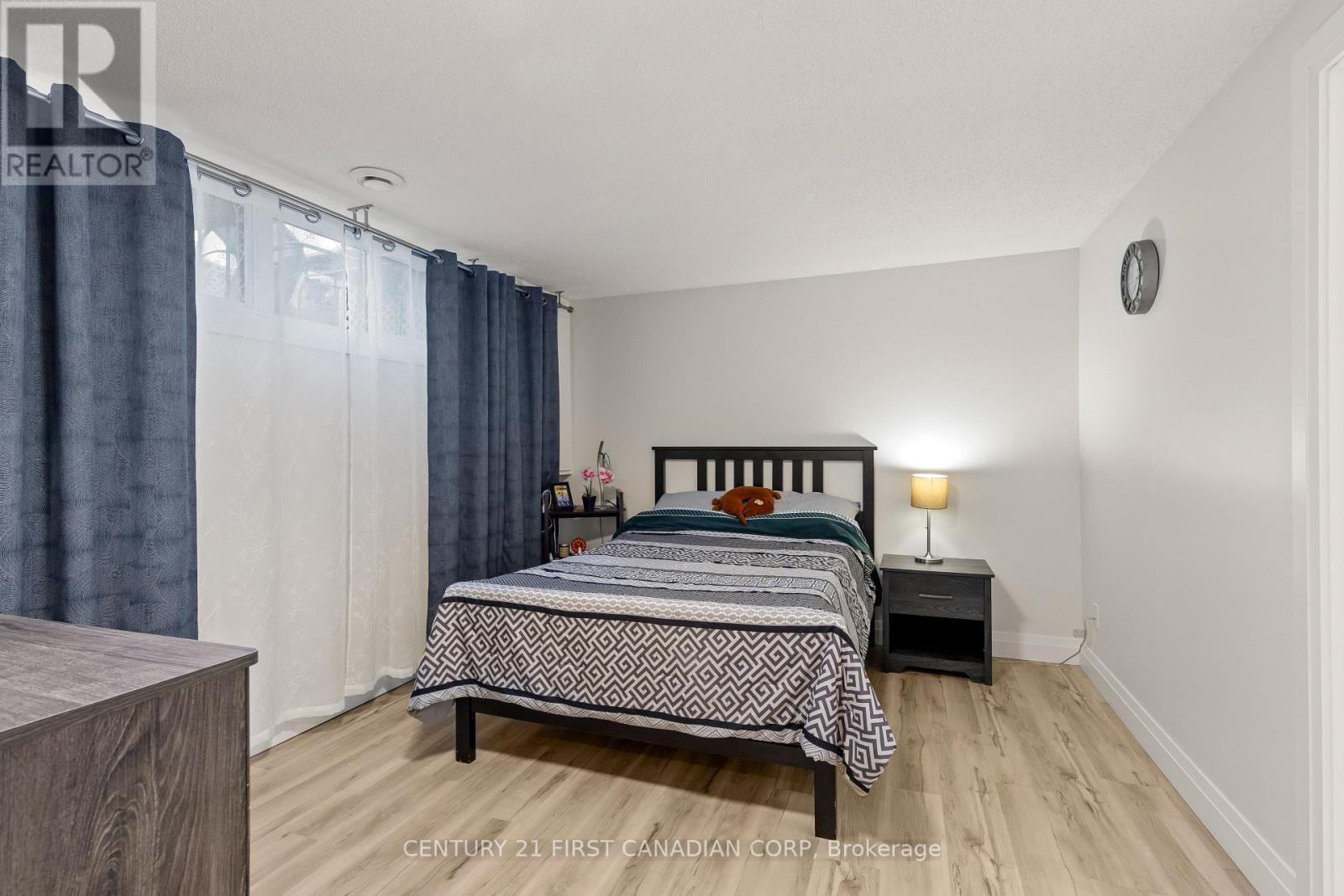 53 - 355 Sandringham Crescent, London South (South R), ON - Indoor Photo Showing Bedroom