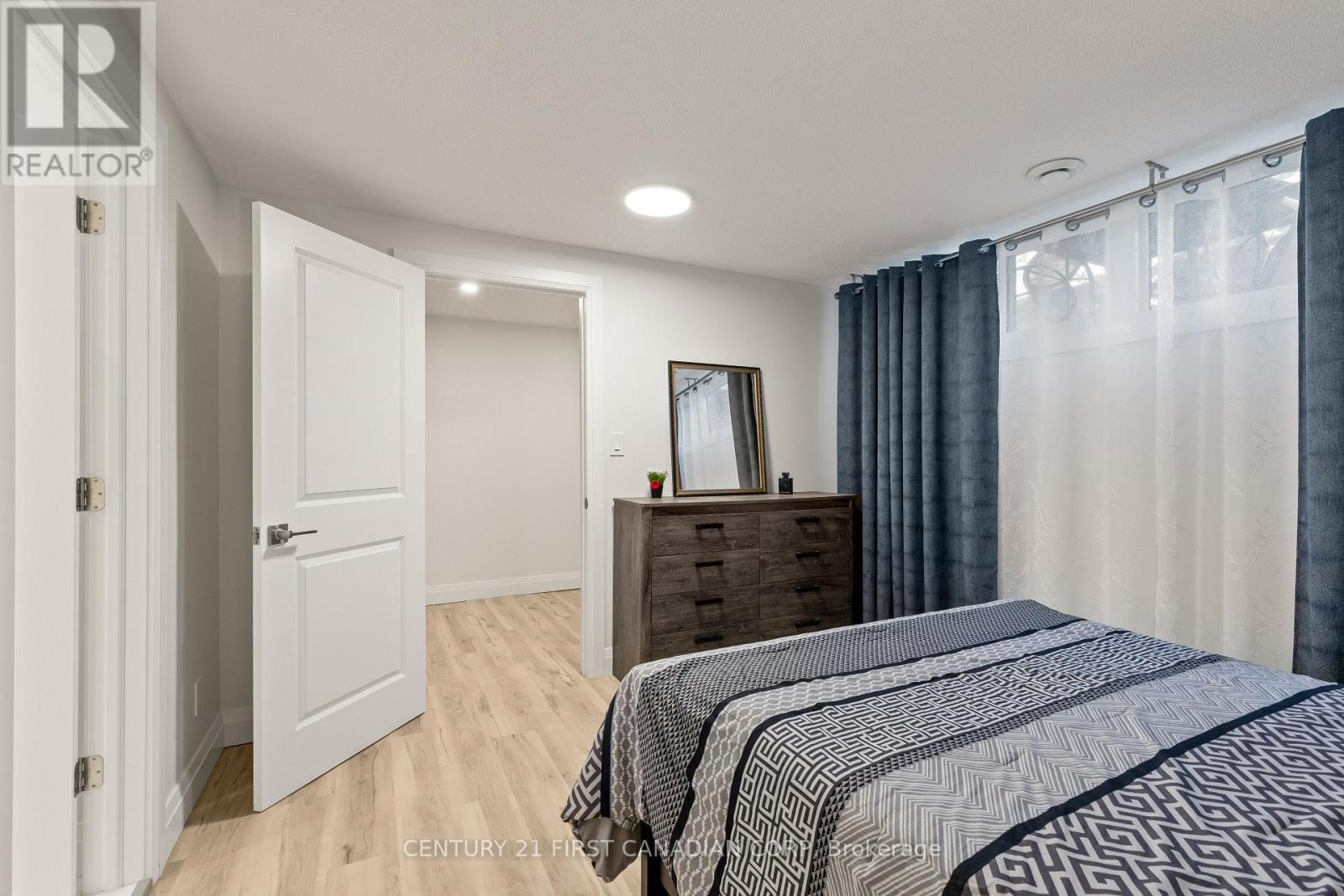 53 - 355 Sandringham Crescent, London South (South R), ON - Indoor Photo Showing Bedroom