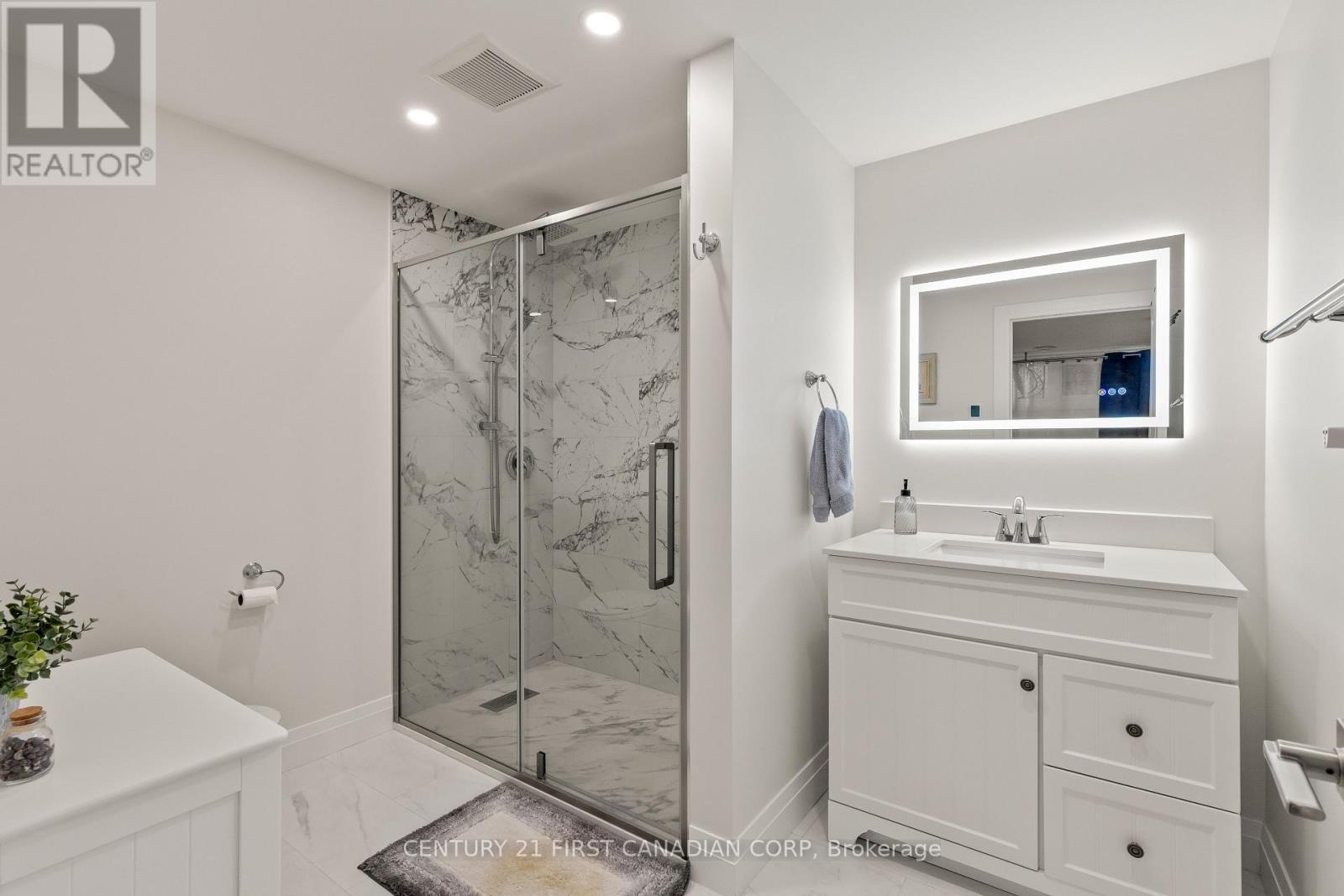 53 - 355 Sandringham Crescent, London South (South R), ON - Indoor Photo Showing Bathroom