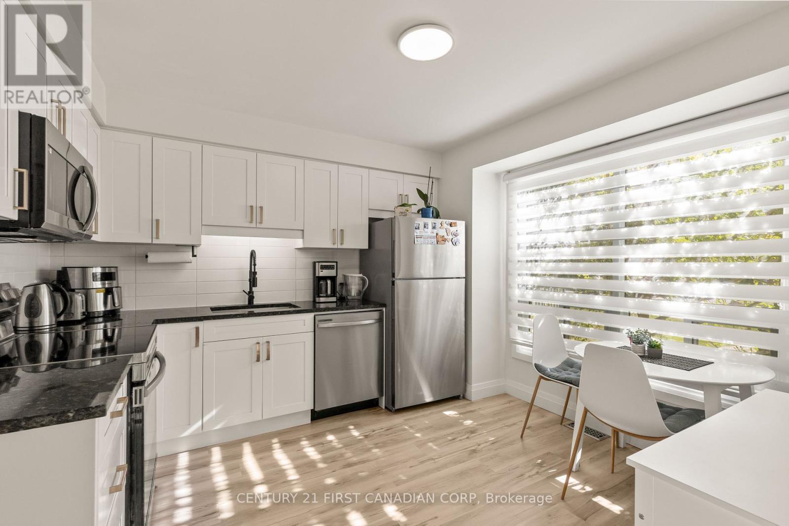 53 - 355 Sandringham Crescent, London South (South R), ON - Indoor Photo Showing Kitchen With Stainless Steel Kitchen