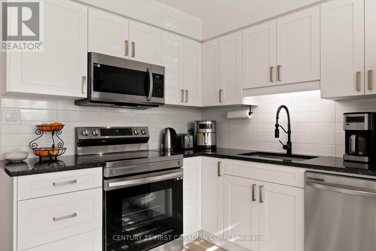 53 - 355 Sandringham Crescent, London South (South R), ON - Indoor Photo Showing Kitchen With Stainless Steel Kitchen With Upgraded Kitchen