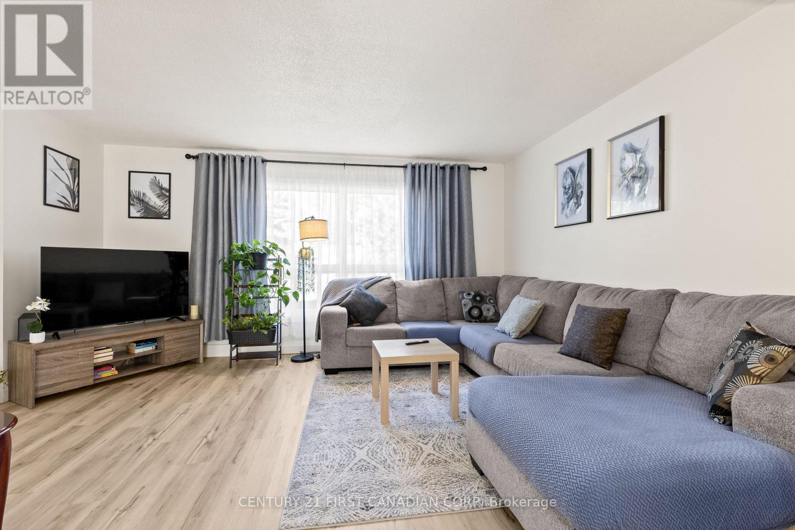 53 - 355 Sandringham Crescent, London South (South R), ON - Indoor Photo Showing Living Room