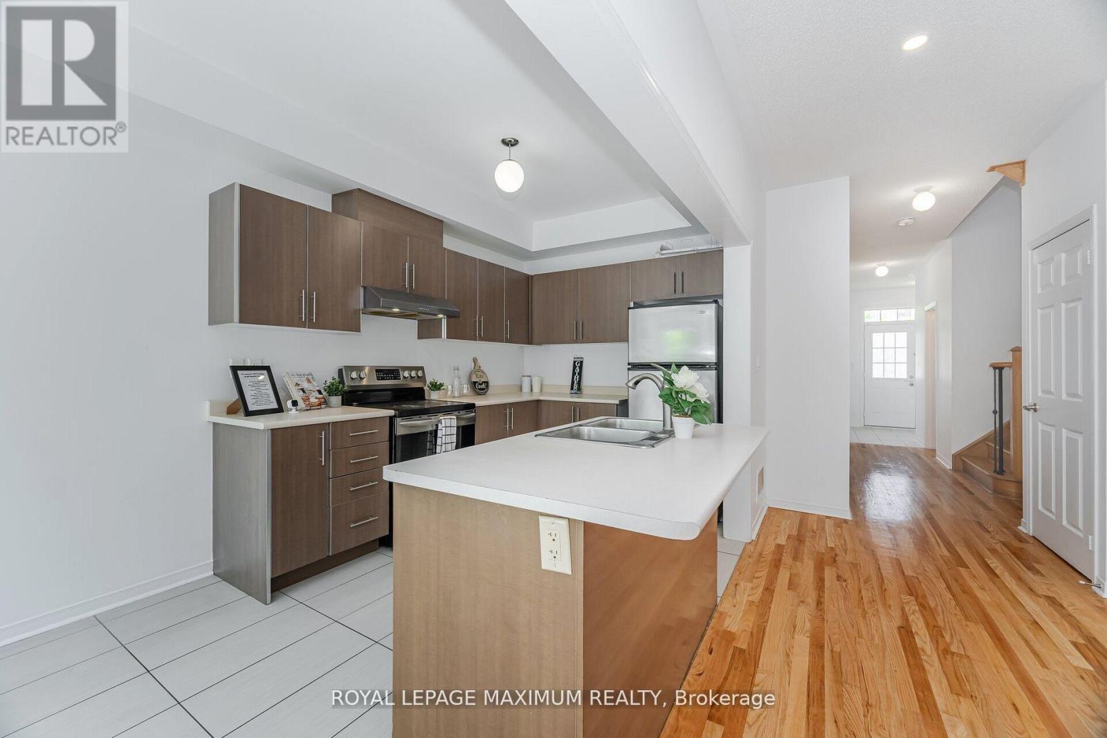 58 Gentile Circle, Vaughan, ON - Indoor Photo Showing Kitchen