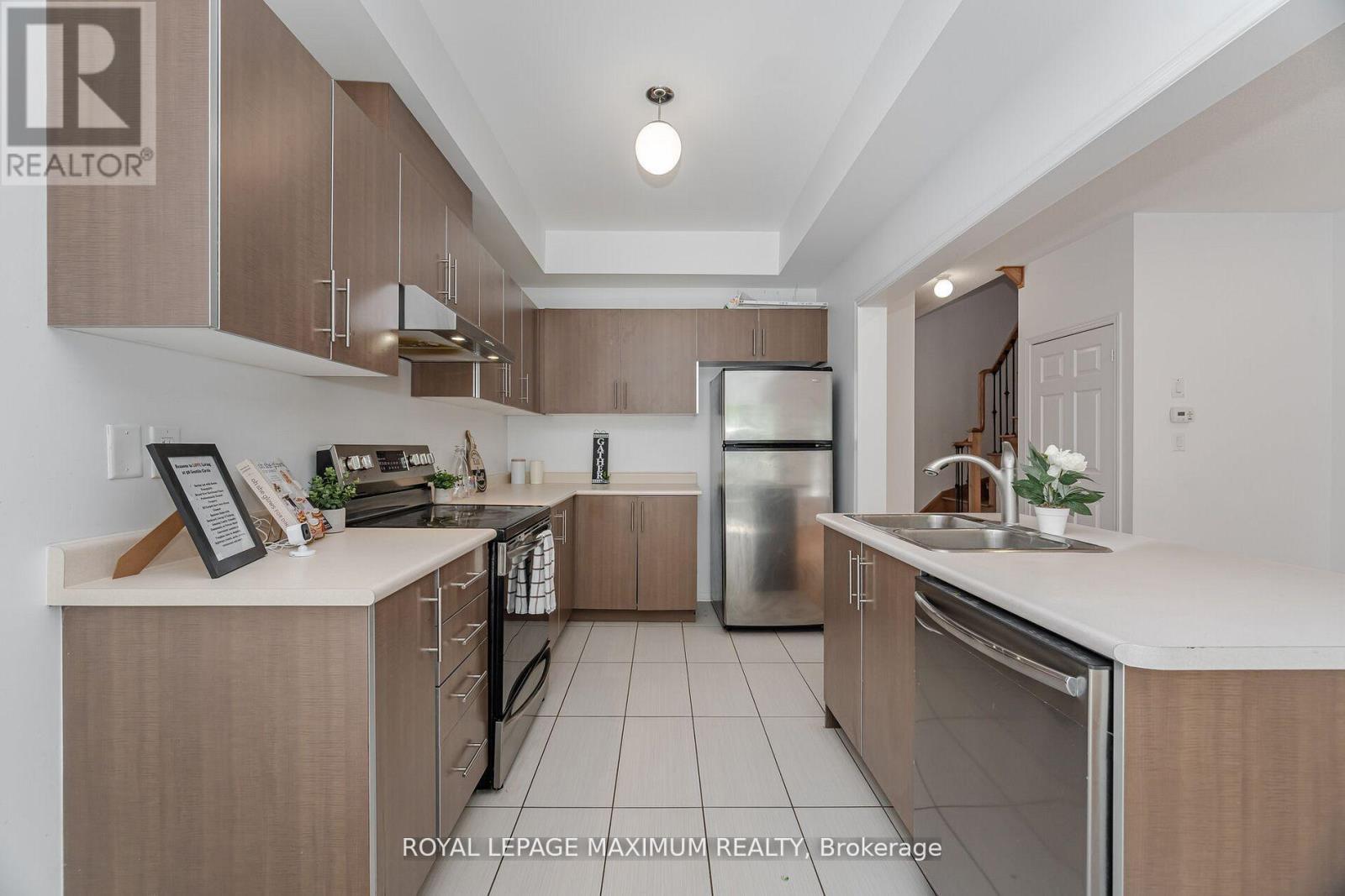 58 Gentile Circle, Vaughan, ON - Indoor Photo Showing Kitchen With Double Sink