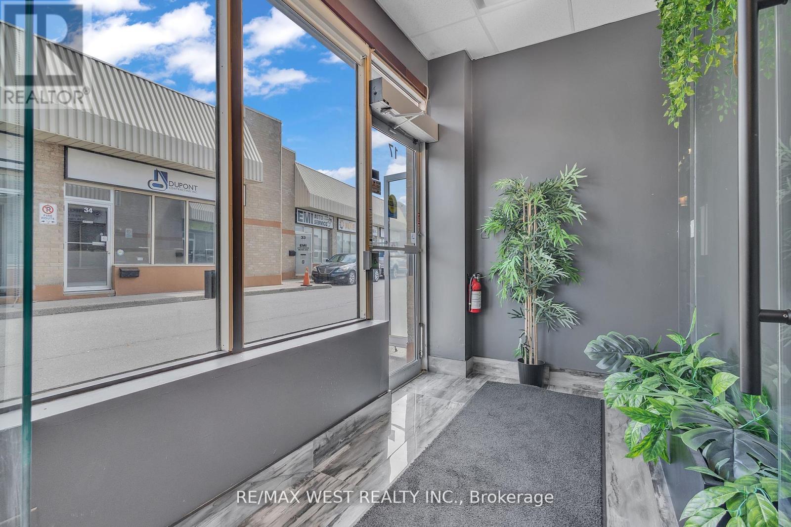 17&18 - 418 Hanlan Road, Vaughan, ON