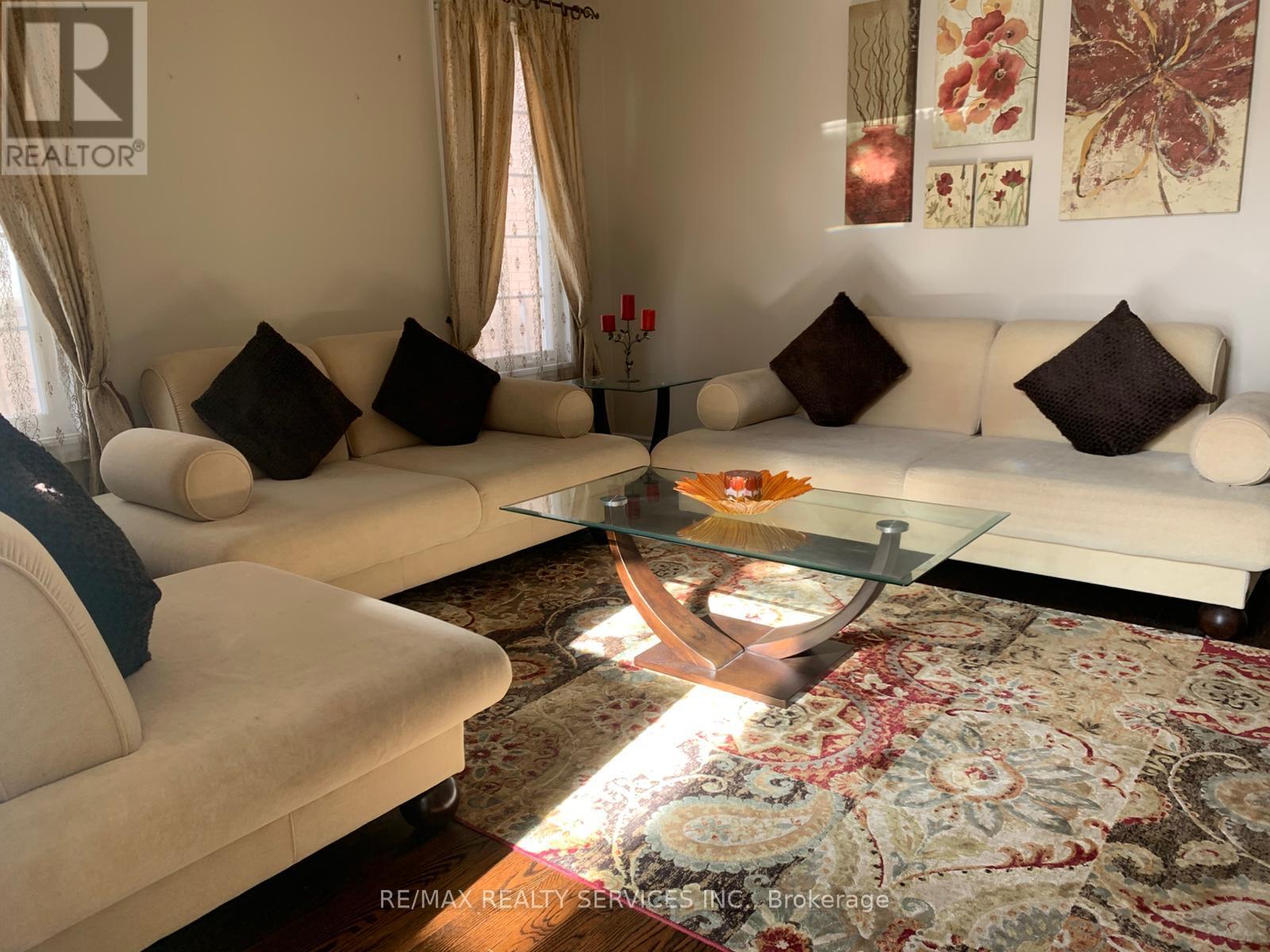 201 Bristol Road E, Mississauga, ON - Indoor Photo Showing Living Room