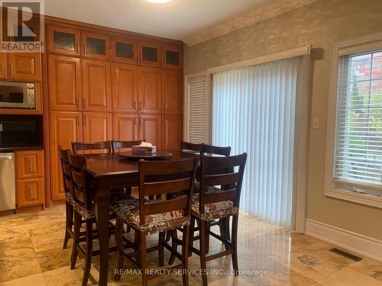 201 Bristol Road E, Mississauga, ON - Indoor Photo Showing Dining Room